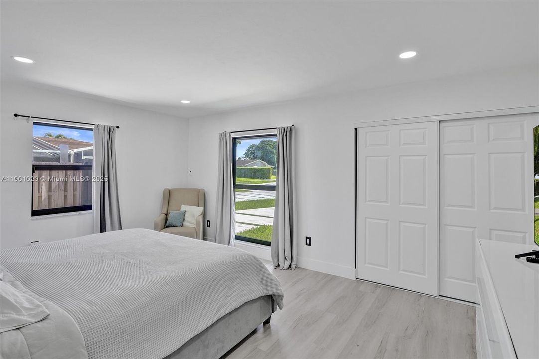 Под контрактом: $775,000 (4 спален, 2 ванн, 2385 Квадратных фут)