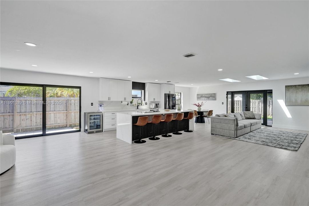 Под контрактом: $775,000 (4 спален, 2 ванн, 2385 Квадратных фут)