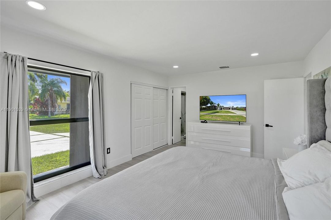 Под контрактом: $775,000 (4 спален, 2 ванн, 2385 Квадратных фут)