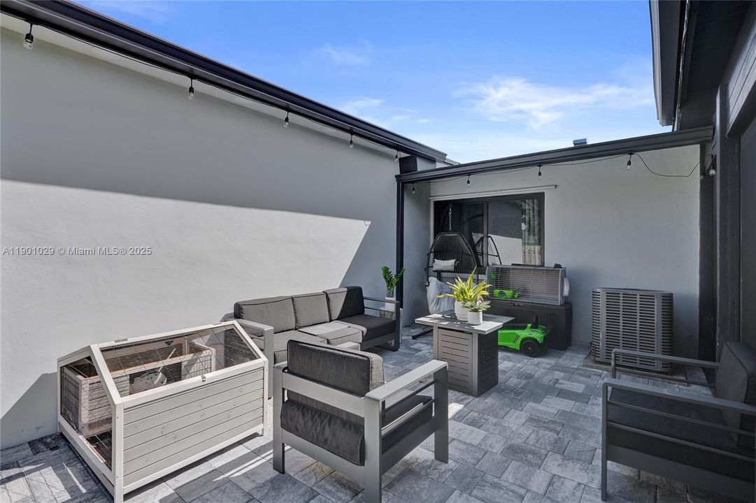 Под контрактом: $775,000 (4 спален, 2 ванн, 2385 Квадратных фут)