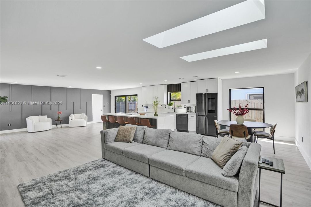 Под контрактом: $775,000 (4 спален, 2 ванн, 2385 Квадратных фут)