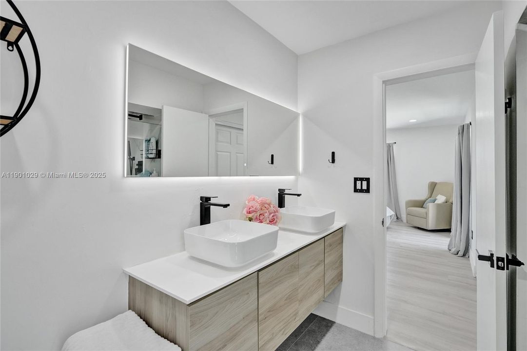 Под контрактом: $775,000 (4 спален, 2 ванн, 2385 Квадратных фут)