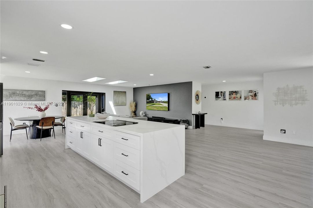 Под контрактом: $775,000 (4 спален, 2 ванн, 2385 Квадратных фут)