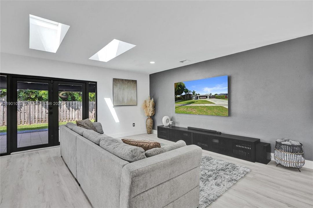 Под контрактом: $775,000 (4 спален, 2 ванн, 2385 Квадратных фут)