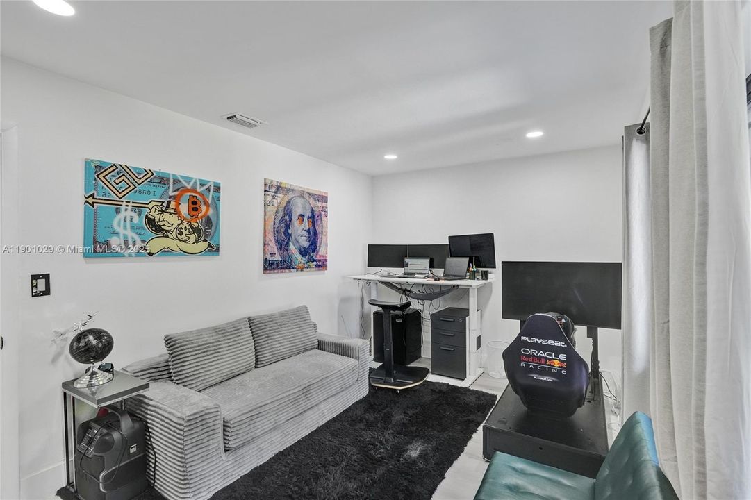 Под контрактом: $775,000 (4 спален, 2 ванн, 2385 Квадратных фут)