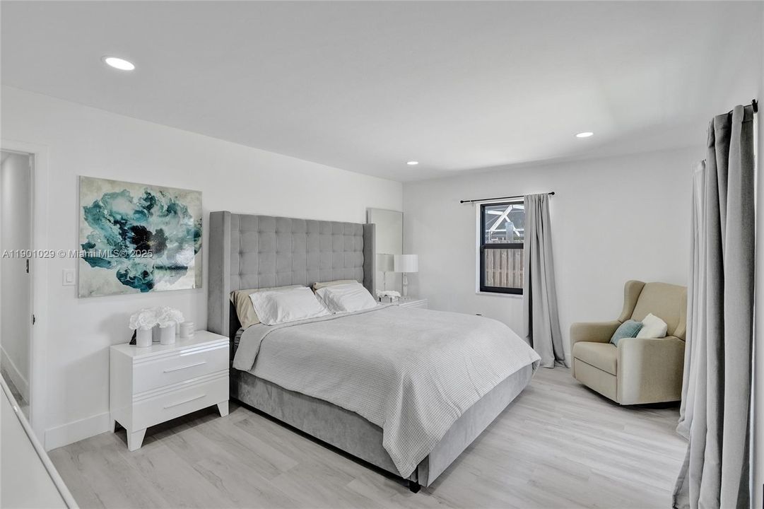 Под контрактом: $775,000 (4 спален, 2 ванн, 2385 Квадратных фут)