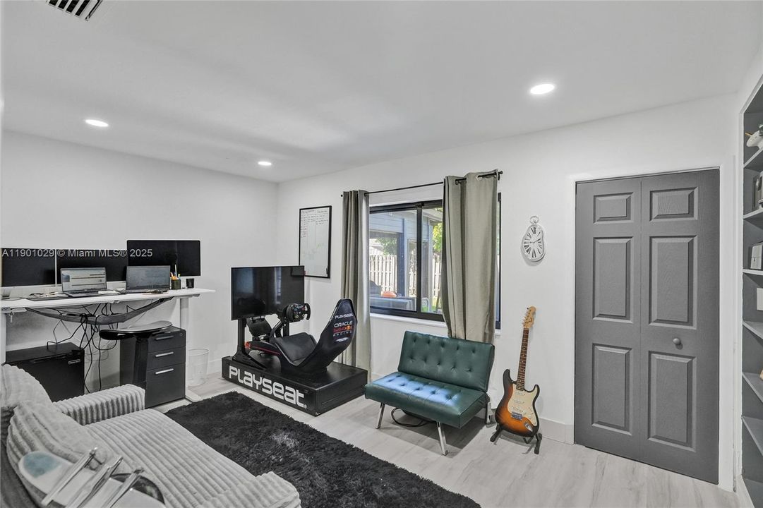 Под контрактом: $775,000 (4 спален, 2 ванн, 2385 Квадратных фут)