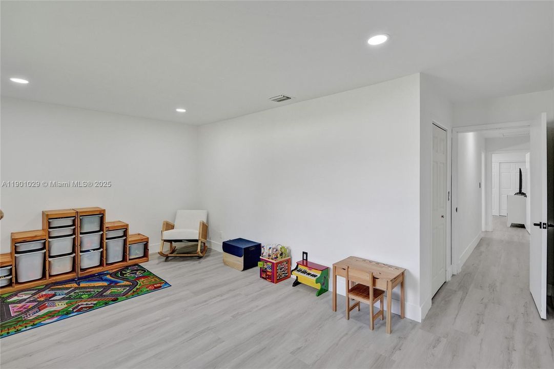 Под контрактом: $775,000 (4 спален, 2 ванн, 2385 Квадратных фут)