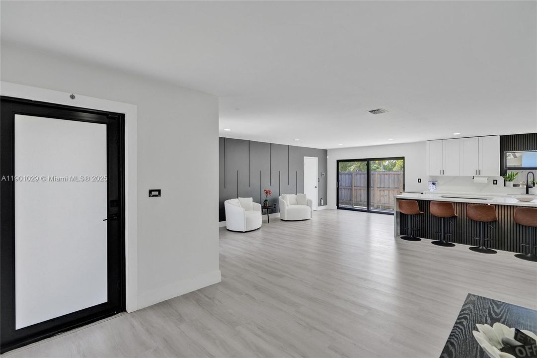 Под контрактом: $775,000 (4 спален, 2 ванн, 2385 Квадратных фут)