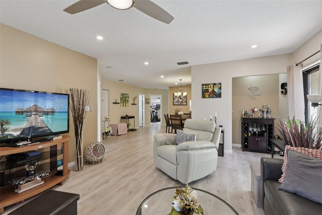 For Sale: $410,000 (2 beds, 2 baths, 1448 Square Feet)