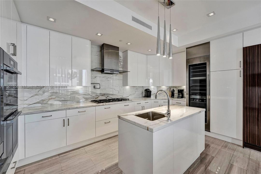 For Rent: $39,900 (4 beds, 6 baths, 4609 Square Feet)