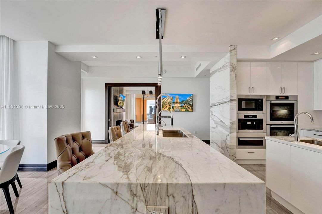 For Rent: $39,900 (4 beds, 6 baths, 4609 Square Feet)