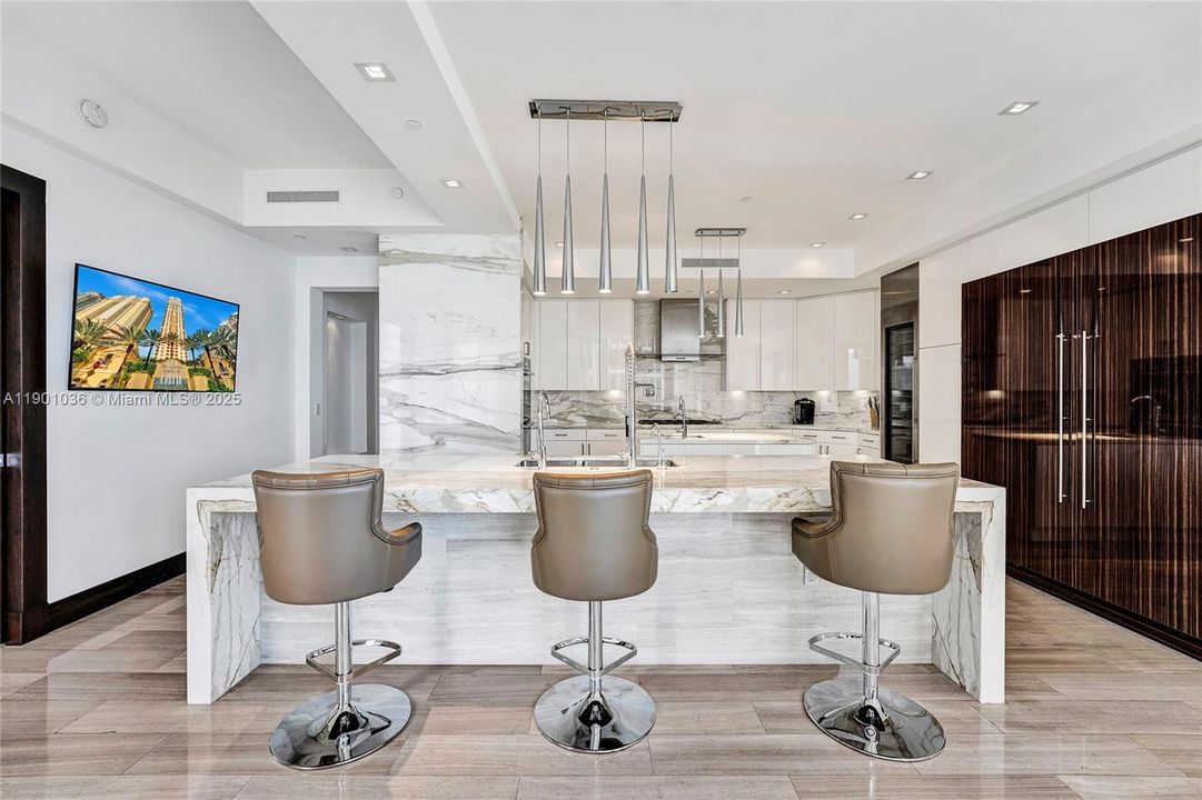 For Rent: $39,900 (4 beds, 6 baths, 4609 Square Feet)