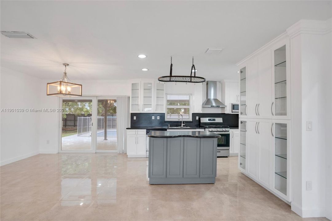 For Rent: $4,950 (4 beds, 3 baths, 1690 Square Feet)