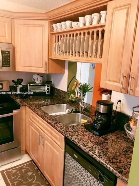For Rent: $1,950 (2 beds, 2 baths, 825 Square Feet)