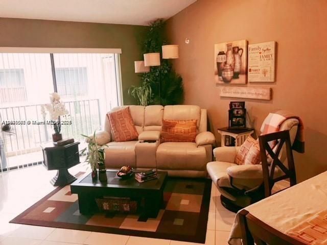 For Rent: $1,950 (2 beds, 2 baths, 825 Square Feet)