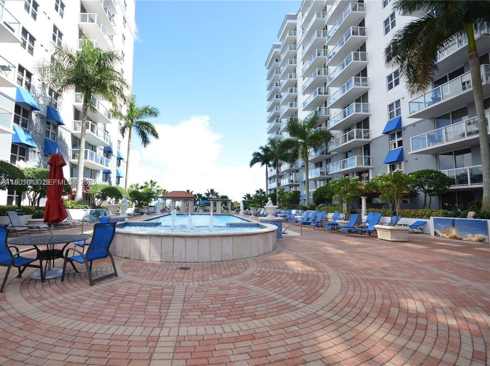 For Rent: $2,399 (2 beds, 2 baths, 877 Square Feet)