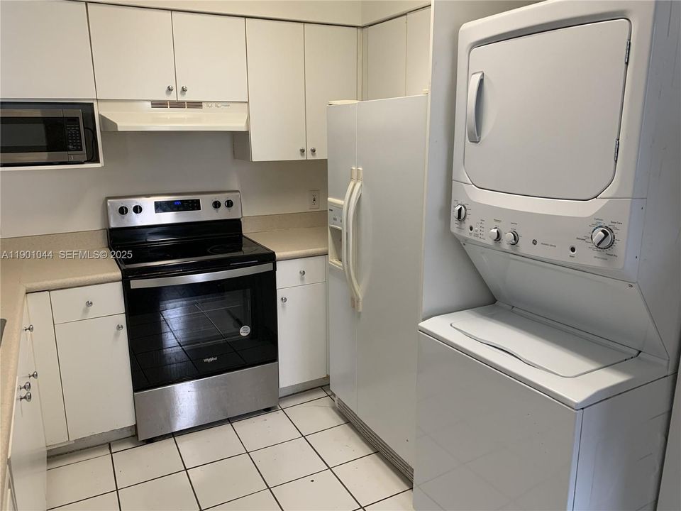 For Rent: $2,399 (2 beds, 2 baths, 877 Square Feet)