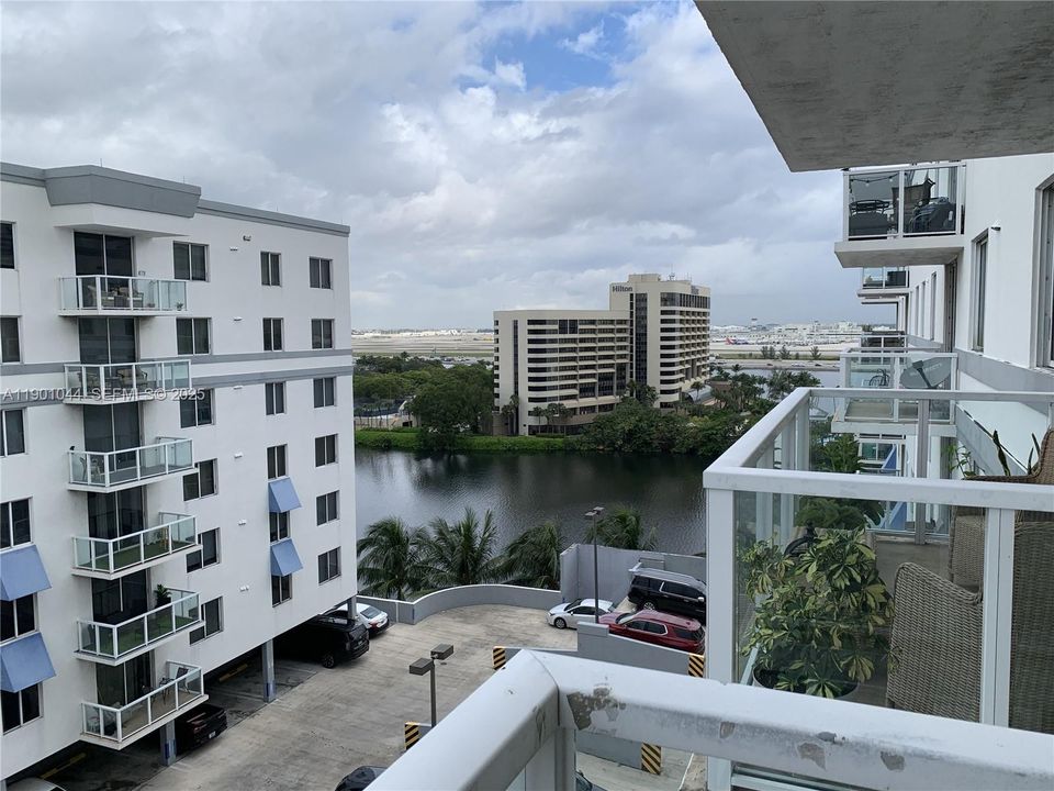 For Rent: $2,399 (2 beds, 2 baths, 877 Square Feet)