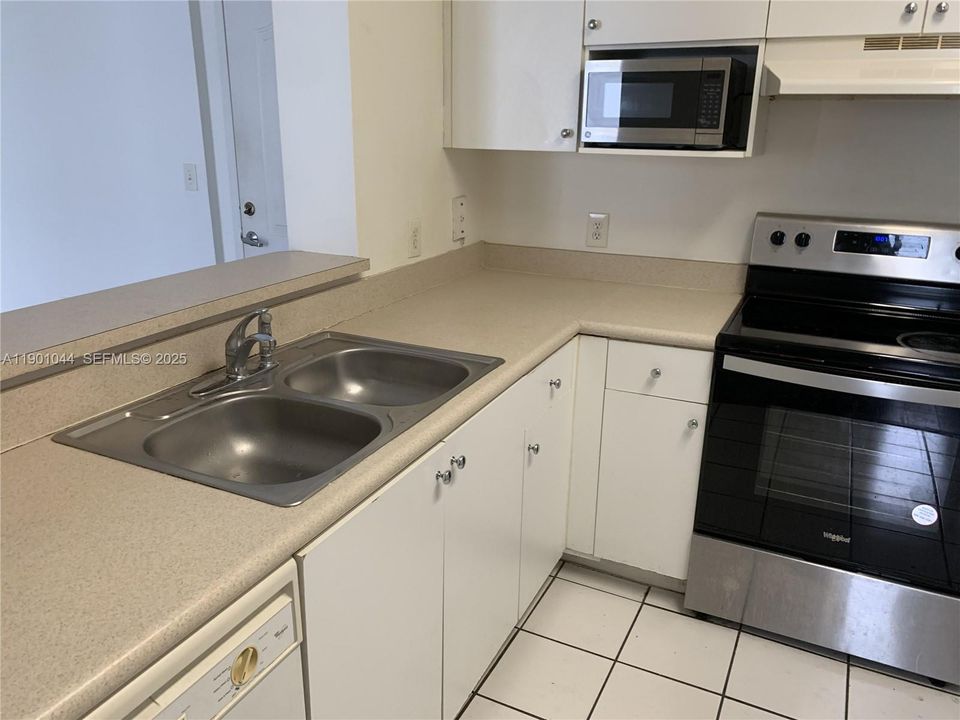 For Rent: $2,399 (2 beds, 2 baths, 877 Square Feet)