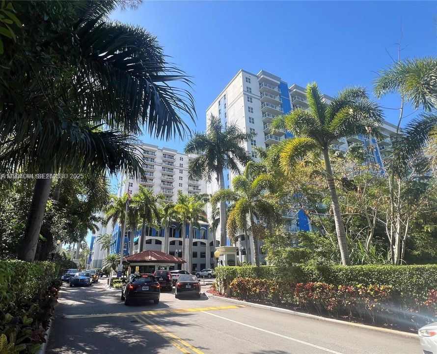 For Rent: $2,399 (2 beds, 2 baths, 877 Square Feet)