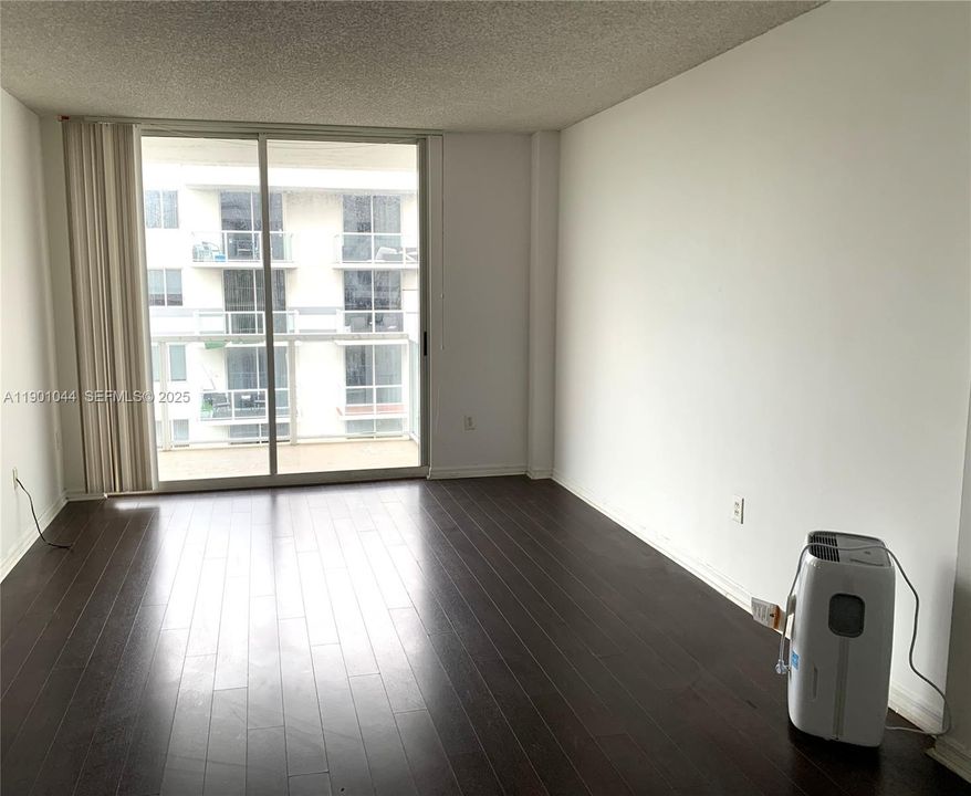 For Rent: $2,399 (2 beds, 2 baths, 877 Square Feet)