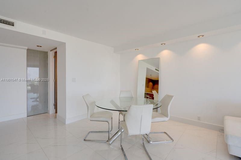 合同活跃: $3,000 (1 贝兹, 1 浴室, 787 平方英尺)