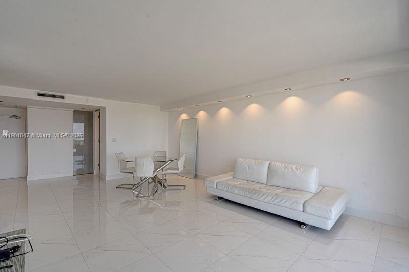 合同活跃: $3,000 (1 贝兹, 1 浴室, 787 平方英尺)