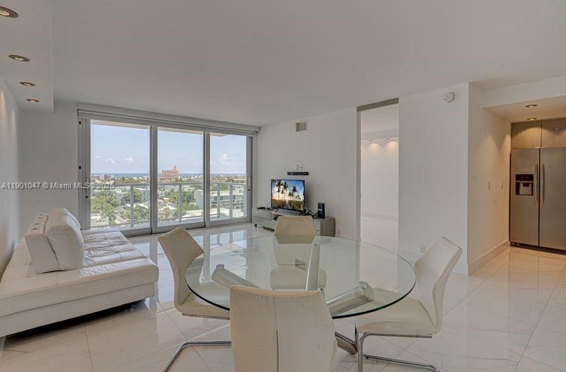 合同活跃: $3,000 (1 贝兹, 1 浴室, 787 平方英尺)