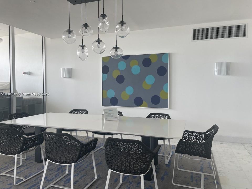 合同活跃: $3,000 (1 贝兹, 1 浴室, 787 平方英尺)