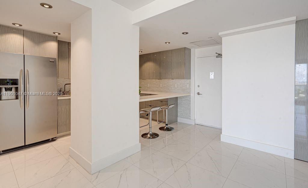 合同活跃: $3,000 (1 贝兹, 1 浴室, 787 平方英尺)