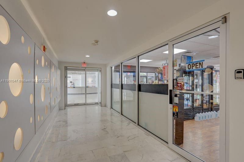 合同活跃: $3,000 (1 贝兹, 1 浴室, 787 平方英尺)