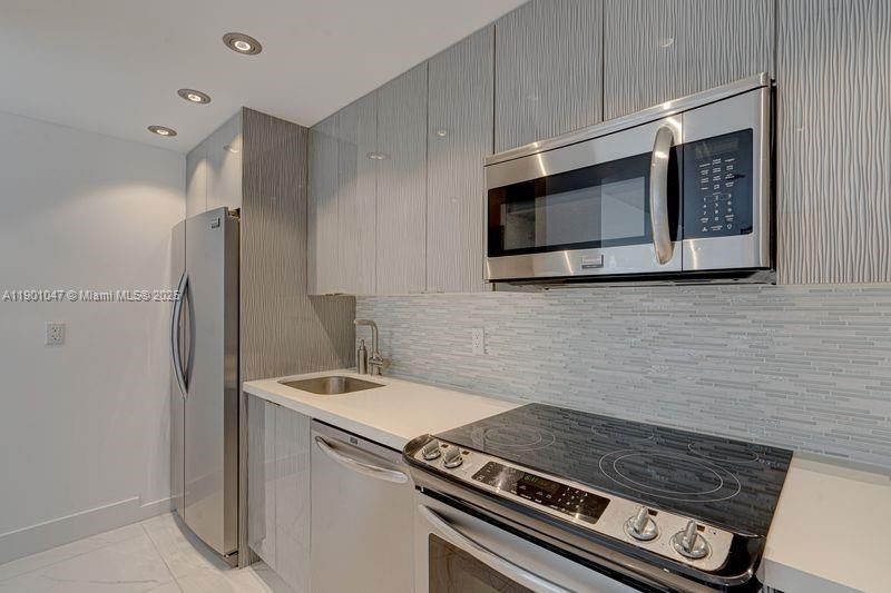 合同活跃: $3,000 (1 贝兹, 1 浴室, 787 平方英尺)