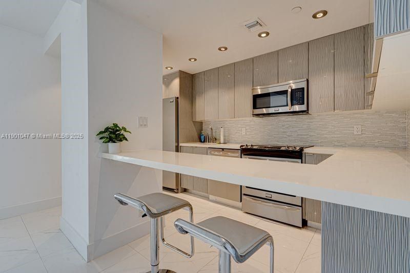 合同活跃: $3,000 (1 贝兹, 1 浴室, 787 平方英尺)