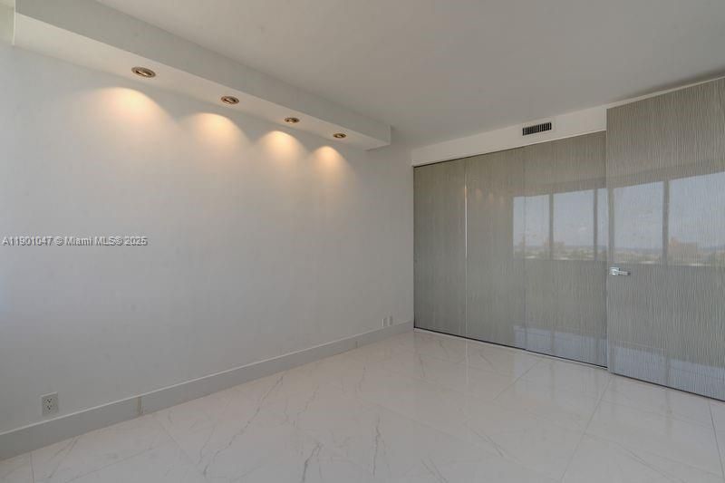 合同活跃: $3,000 (1 贝兹, 1 浴室, 787 平方英尺)