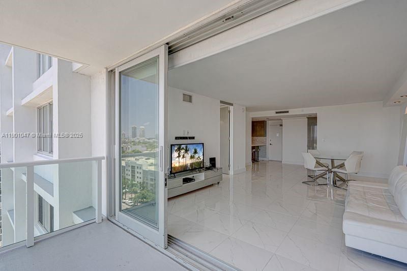 合同活跃: $3,000 (1 贝兹, 1 浴室, 787 平方英尺)