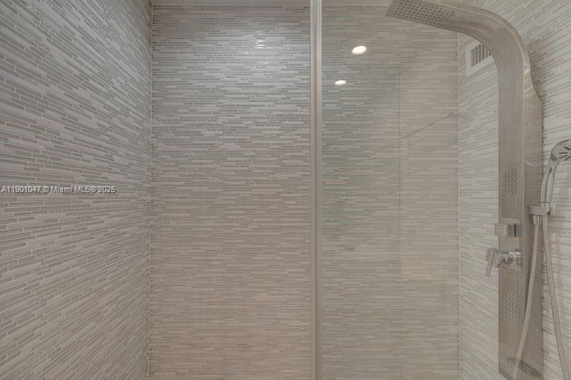 合同活跃: $3,000 (1 贝兹, 1 浴室, 787 平方英尺)