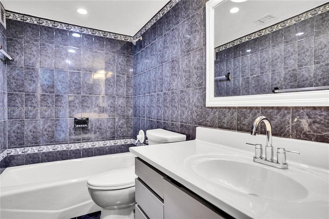 For Sale: $379,000 (2 beds, 1 baths, 1121 Square Feet)