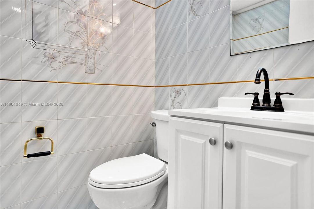 For Sale: $379,000 (2 beds, 1 baths, 1121 Square Feet)