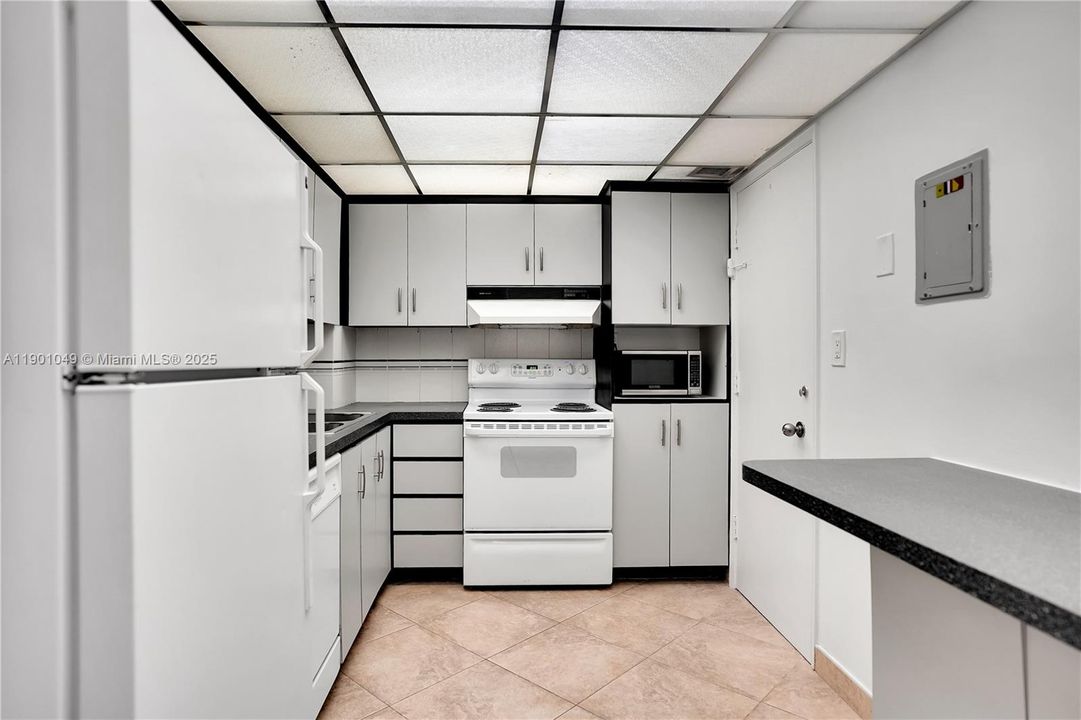 For Sale: $379,000 (2 beds, 1 baths, 1121 Square Feet)