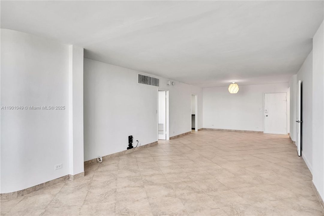For Sale: $379,000 (2 beds, 1 baths, 1121 Square Feet)