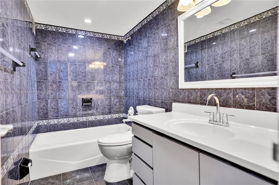 For Sale: $379,000 (2 beds, 1 baths, 1121 Square Feet)