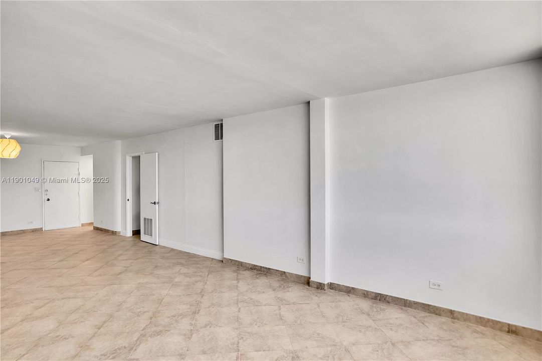 For Sale: $379,000 (2 beds, 1 baths, 1121 Square Feet)