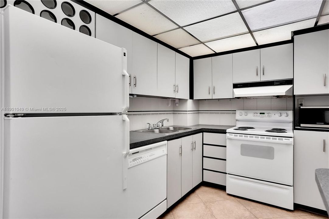 For Sale: $379,000 (2 beds, 1 baths, 1121 Square Feet)