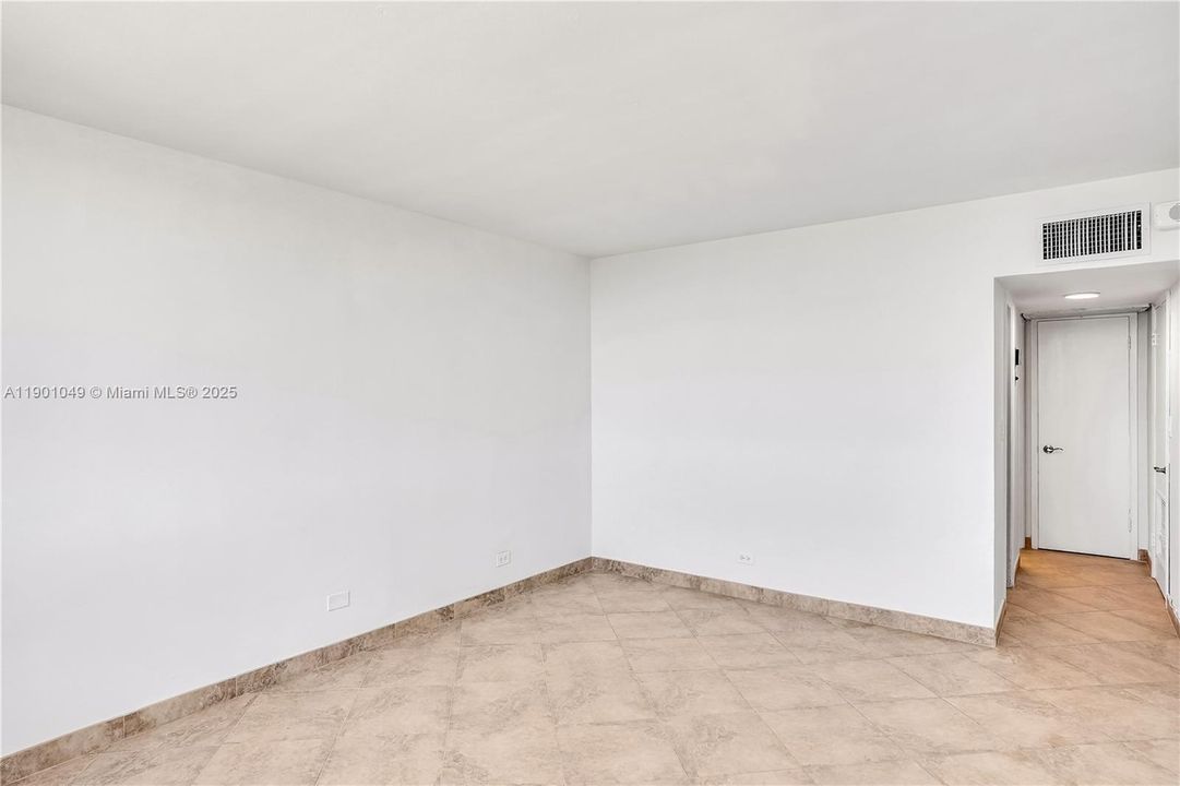 For Sale: $379,000 (2 beds, 1 baths, 1121 Square Feet)