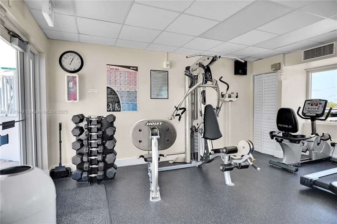 For Sale: $379,000 (2 beds, 1 baths, 1121 Square Feet)