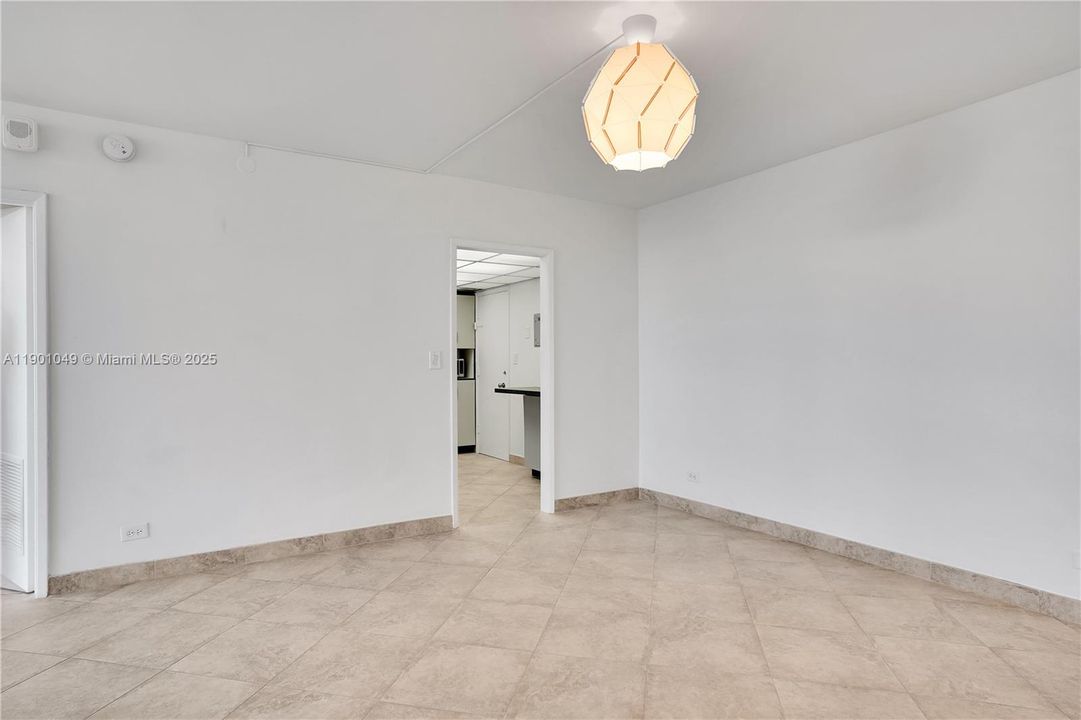 For Sale: $379,000 (2 beds, 1 baths, 1121 Square Feet)