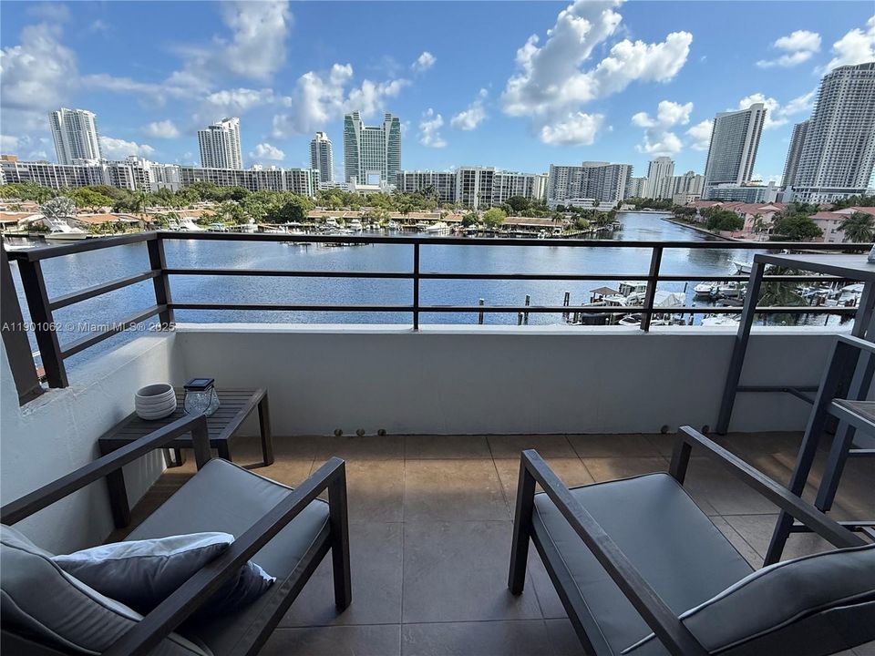 For Rent: $3,000 (2 beds, 2 baths, 1400 Square Feet)