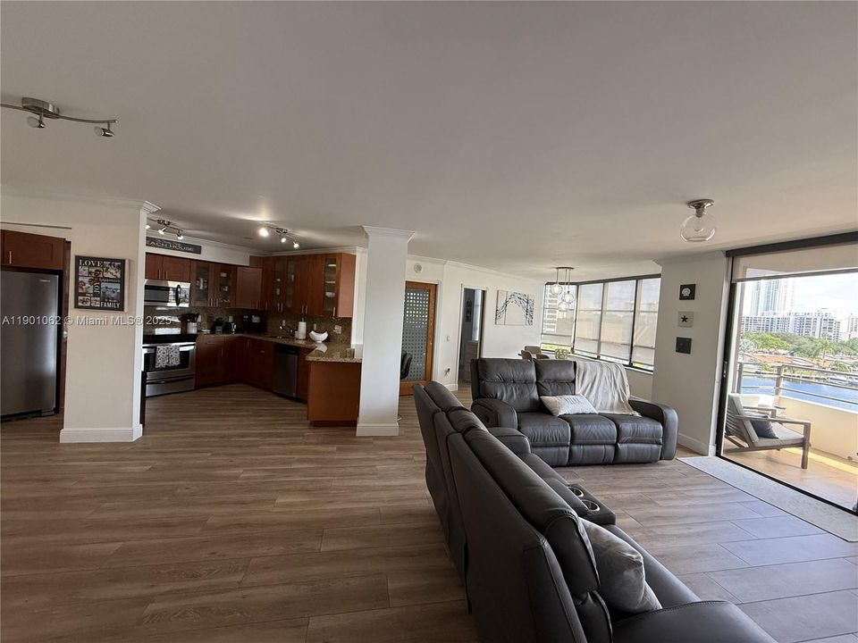 For Rent: $3,000 (2 beds, 2 baths, 1400 Square Feet)