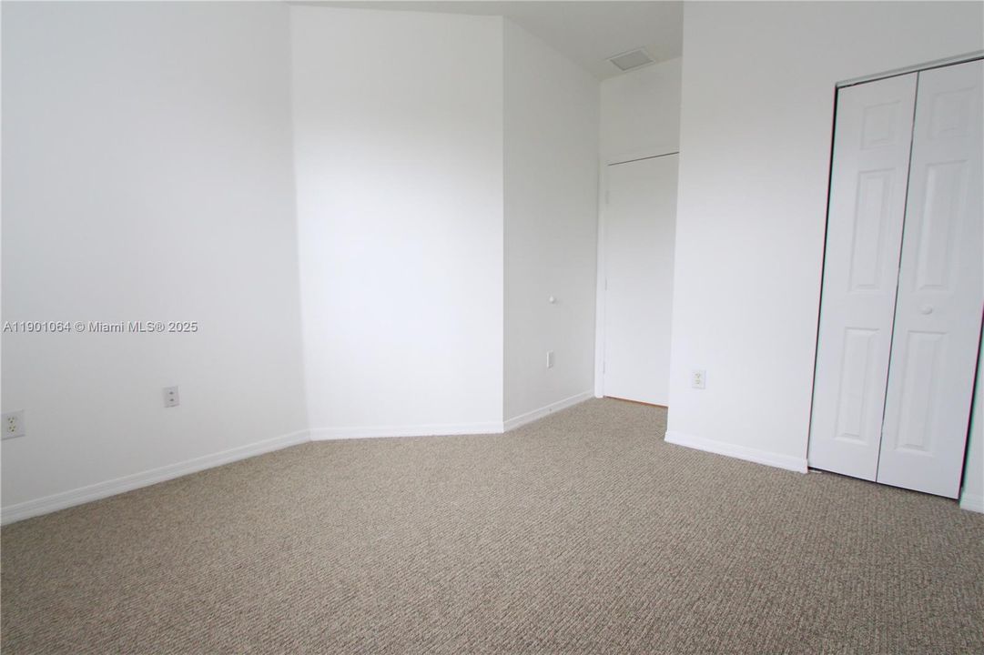 合同活跃: $2,500 (3 贝兹, 2 浴室, 1613 平方英尺)